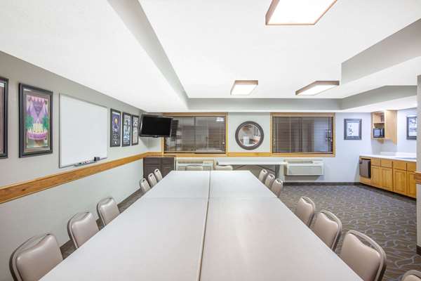  - AmericInn Lodge & Suites Clear Lake - I-35, Exit 194