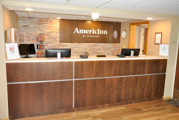  - AmericInn Lodge & Suites Clear Lake - I-35, Exit 194
