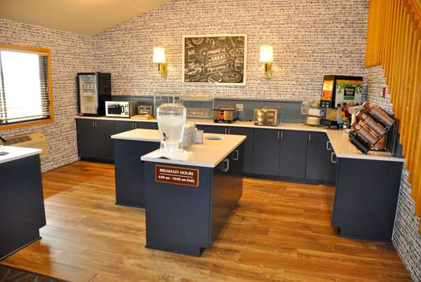  - AmericInn Lodge & Suites Clear Lake - I-35, Exit 194