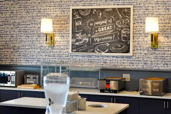  - AmericInn Lodge & Suites Clear Lake - I-35, Exit 194