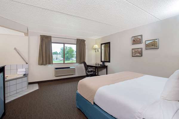 Suite - AmericInn Lodge & Suites West Green Bay