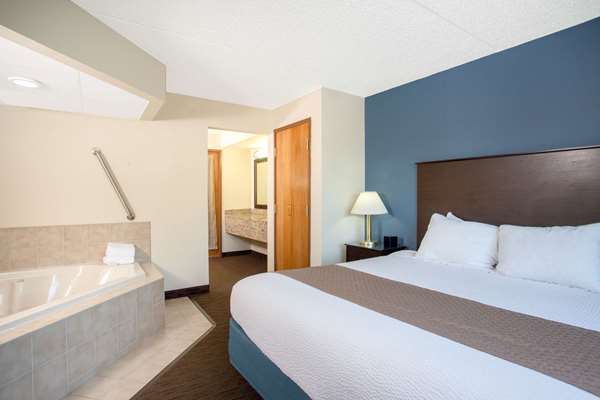 Suite - AmericInn Lodge & Suites West Green Bay