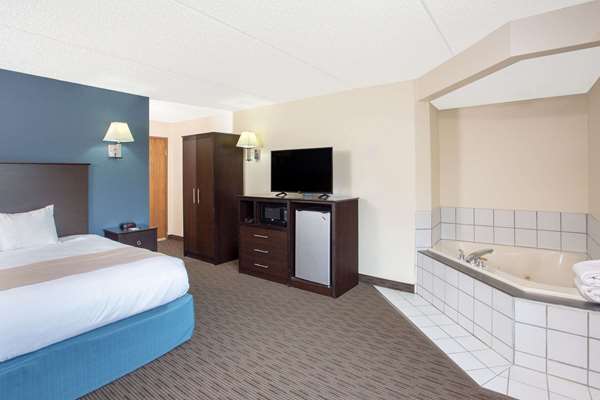 Suite - AmericInn Lodge & Suites West Green Bay