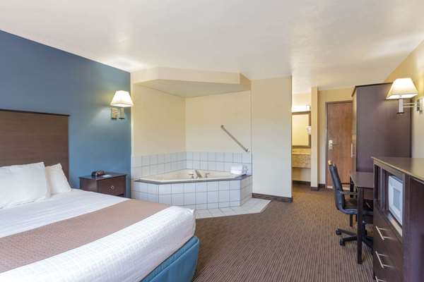 Suite - AmericInn Lodge & Suites West Green Bay
