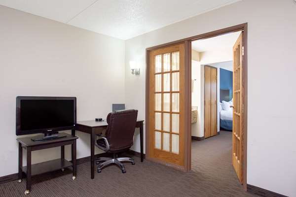 Suite - AmericInn Lodge & Suites West Green Bay