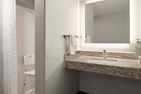 1 Queen Bed, Mobility Accessible Room, Non-Smoking