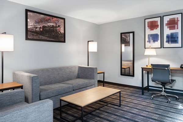 1 King Bed, Deluxe Studio Suite, Non-Smoking