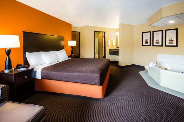 1 King Bed, Deluxe Suite, Non-Smoking