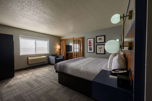 1 King Bed, One-Bedroom Suite, Second Floor, Non-Smoking