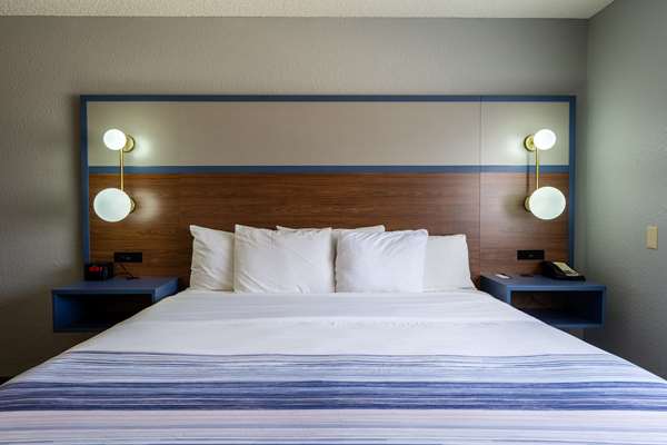 1 King Bed, Second Floor, Non-Smoking