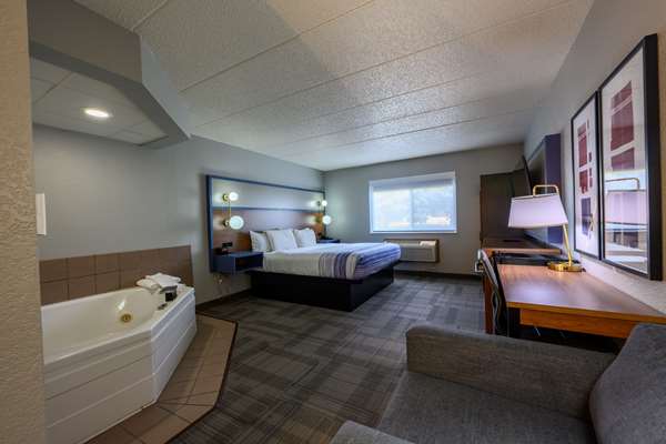 1 King Bed, One-Bedroom, Deluxe Suite, Second Floor, Non-Smoking