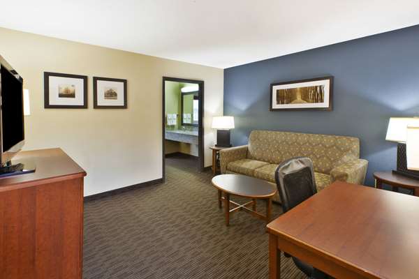 Suite - AmericInn Bay City - I-75, Exit 164