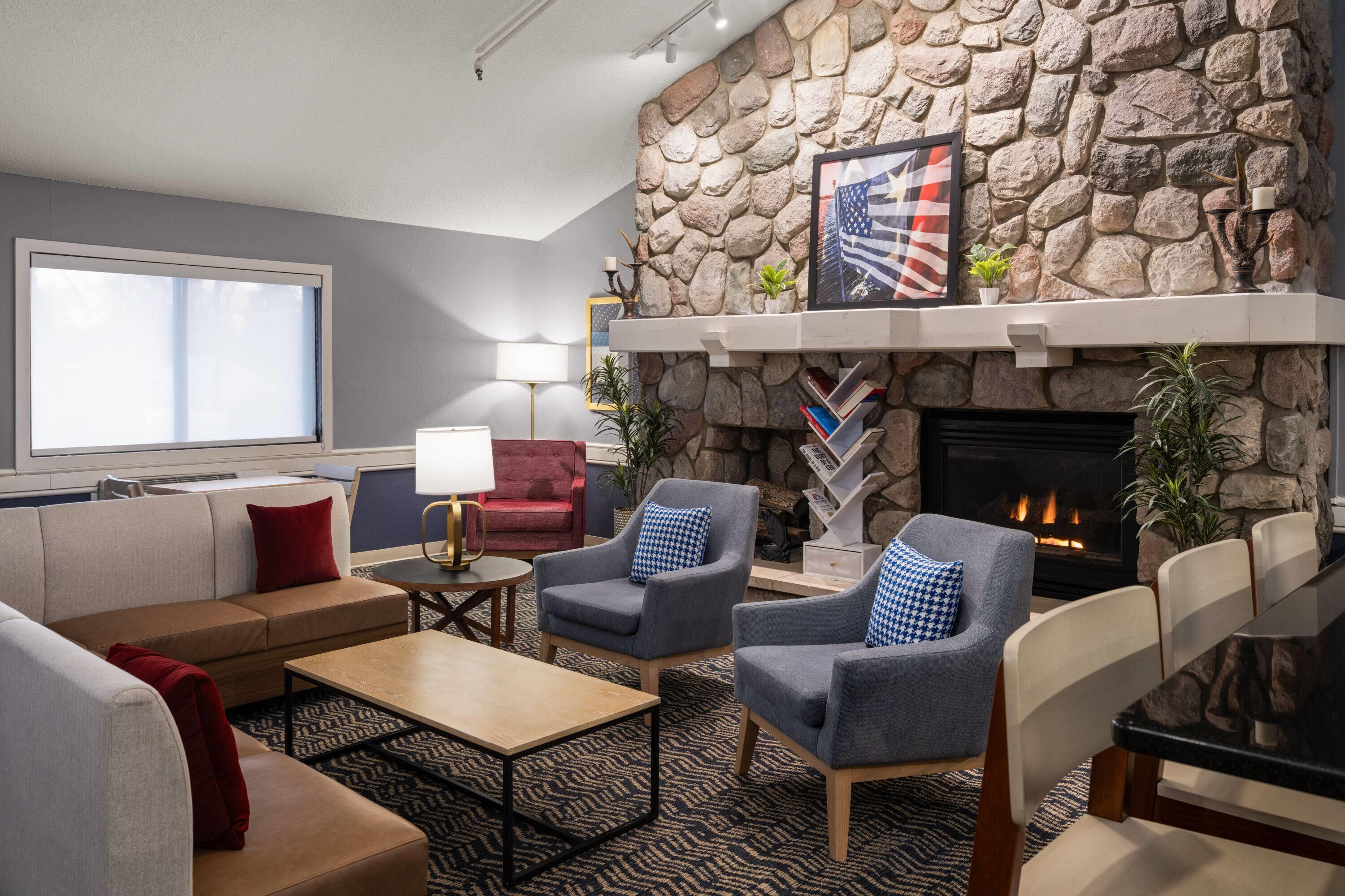Lobby | AmericInn by Wyndham Grand Forks
