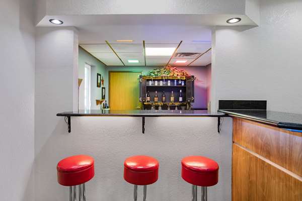 Bar - AmericInn Hotel & Suites Pella