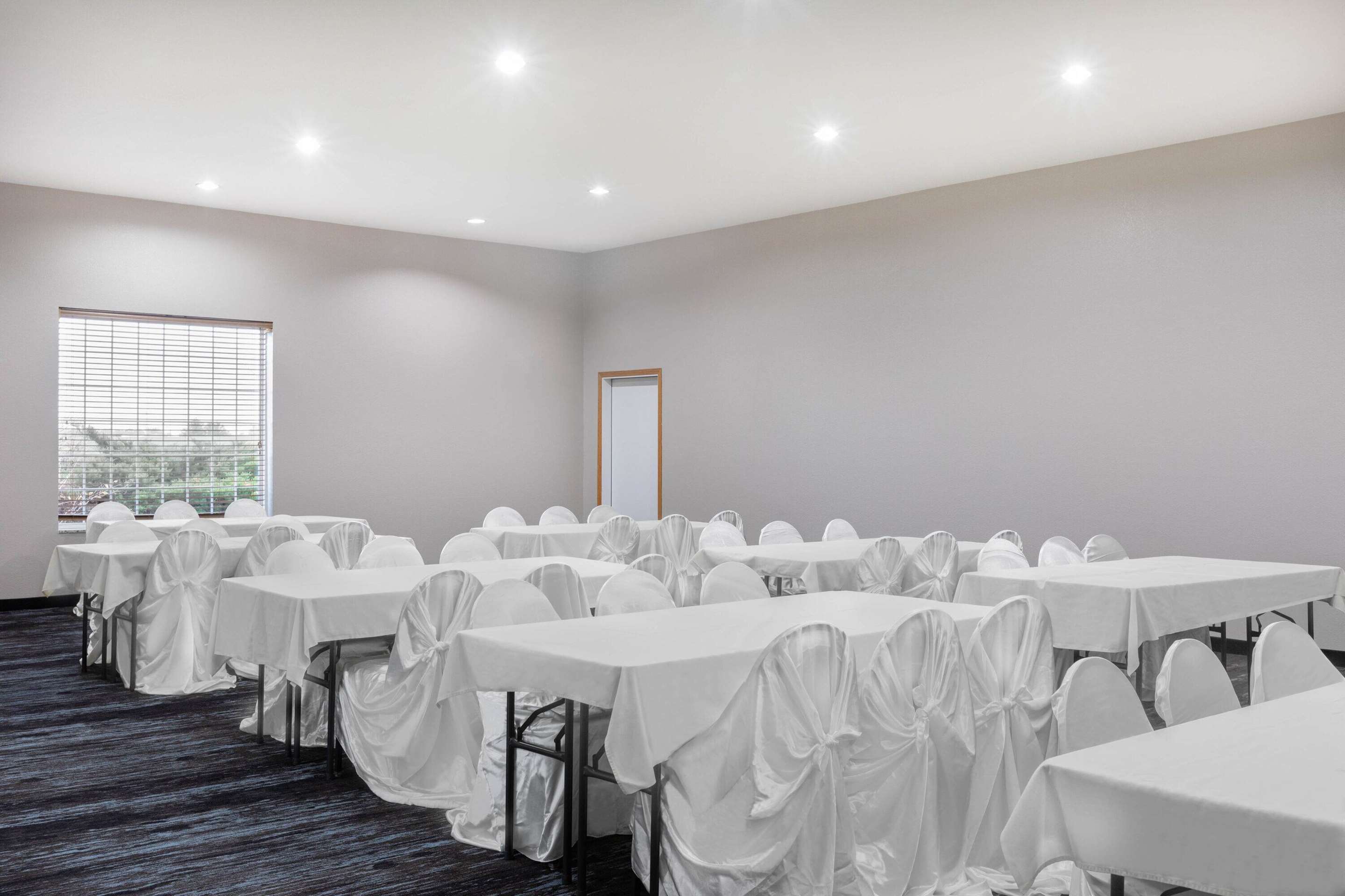 Meeting Room | AmericInn by Wyndham Pella