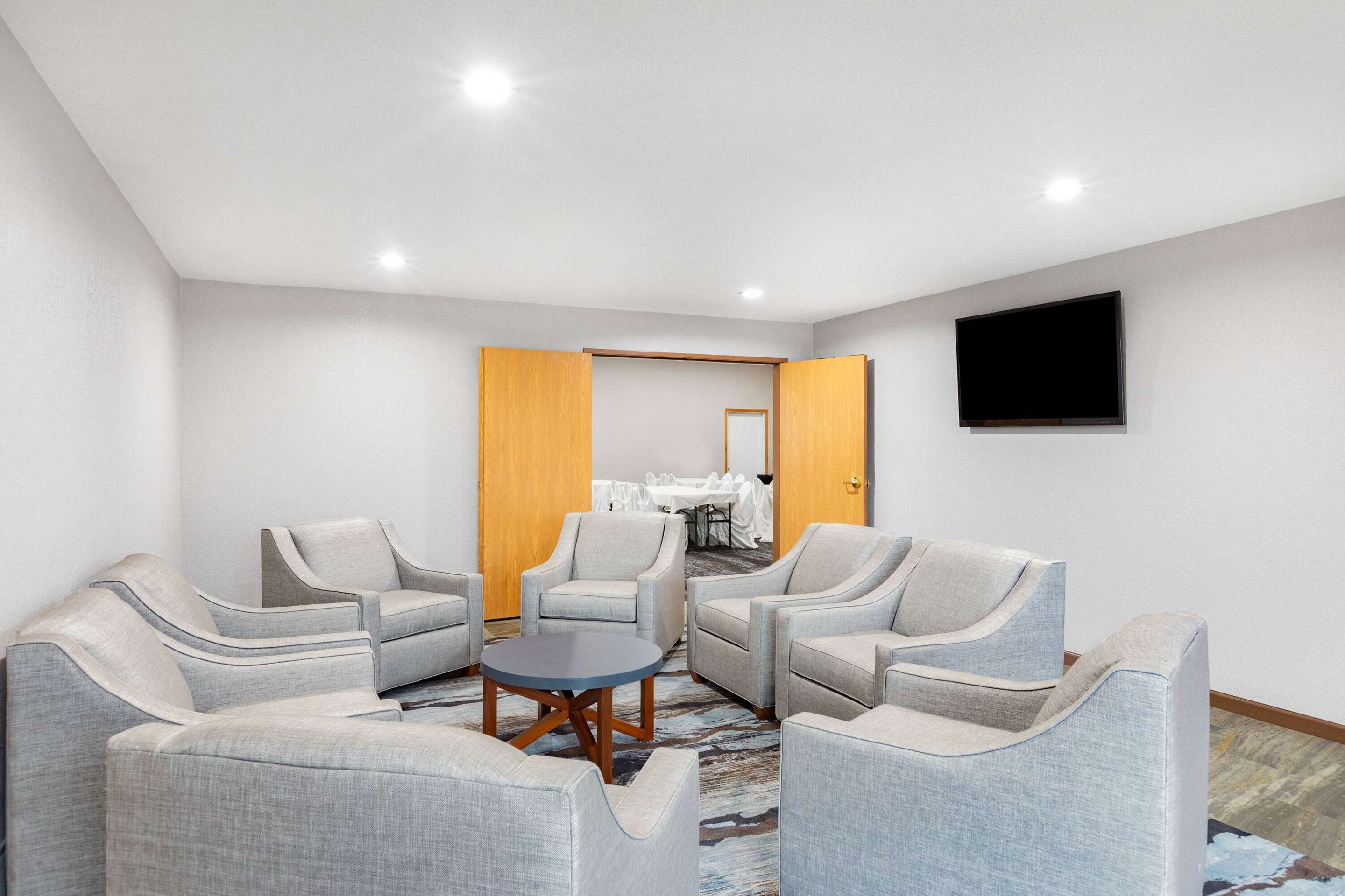 Meeting Room | AmericInn by Wyndham Pella
