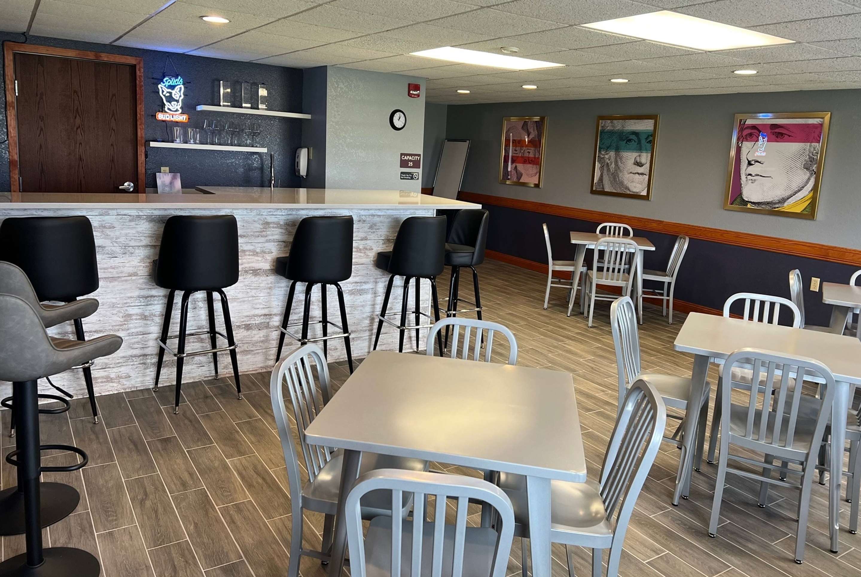 BarLounge | AmericInn by Wyndham Manitowoc