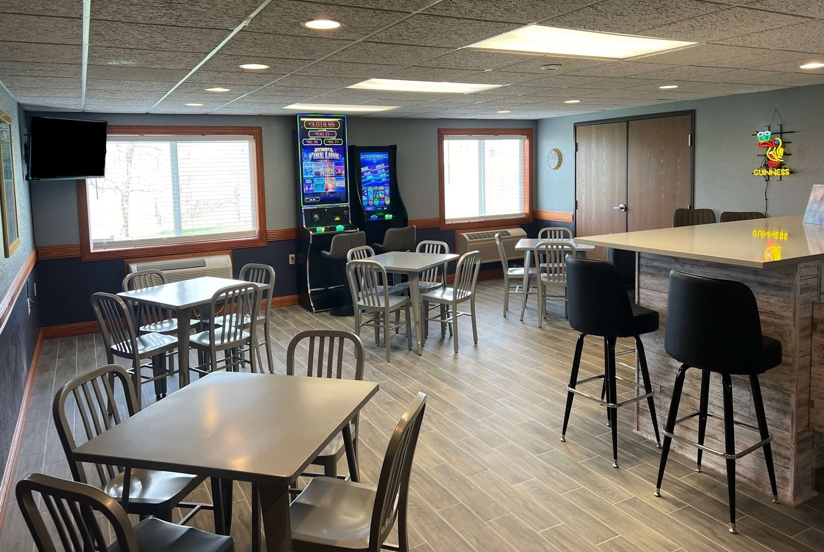 BarLounge | AmericInn by Wyndham Manitowoc