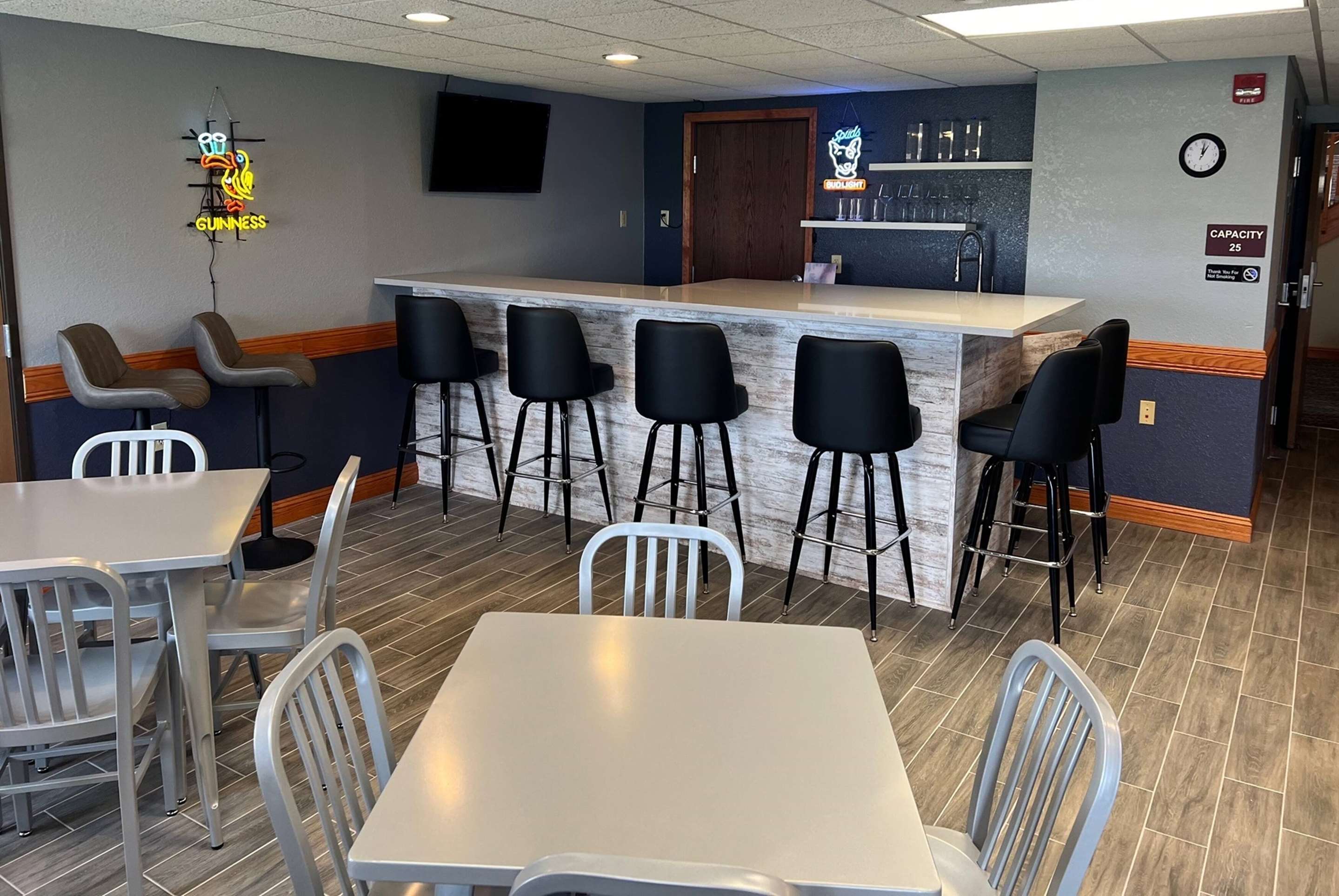 BarLounge | AmericInn by Wyndham Manitowoc