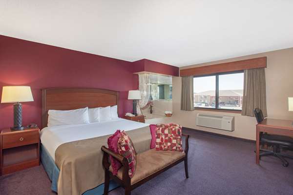 Suite - AmericInn Lodge & Suites Hutchinson