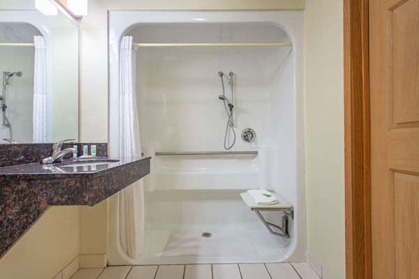  - AmericInn Lodge & Suites Black River Falls - I-94, Exit 116