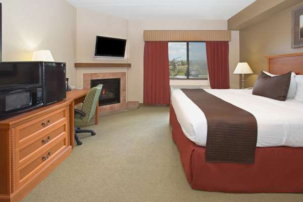 1 King Bed, Deluxe Mobility Accessible Room, Non-Smoking
