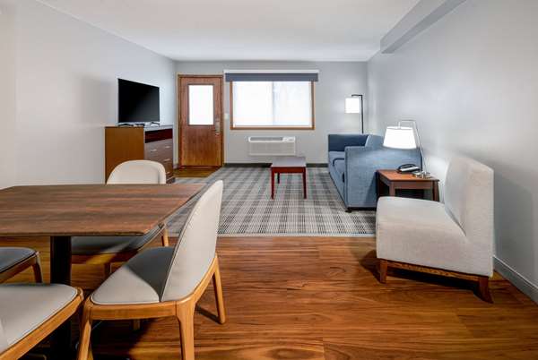 1 King Bed, Deluxe Suite, Non-Smoking