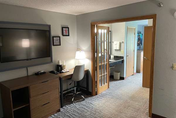 1 King Bed, Premier Deluxe Suite, Non- Smoking