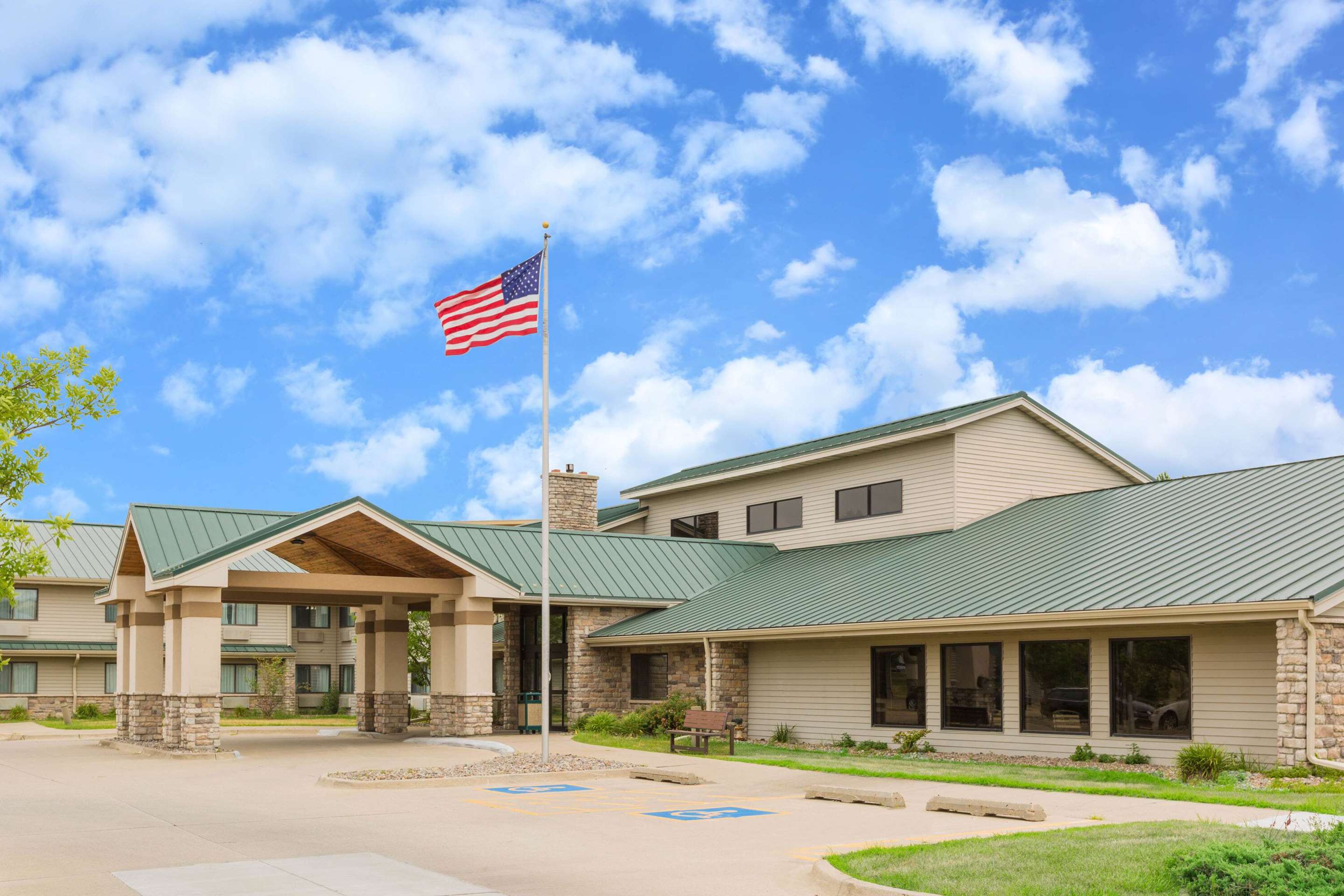 Exterior | AmericInn by Wyndham Ankeny/Des Moines