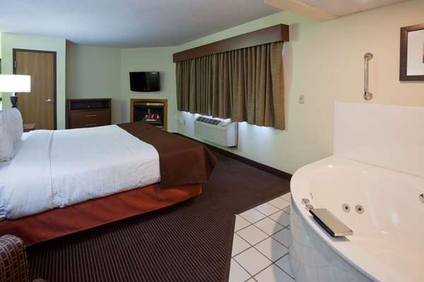 Suite - AmericInn Lodge & Suites Bismarck - I-94, Exit 159
