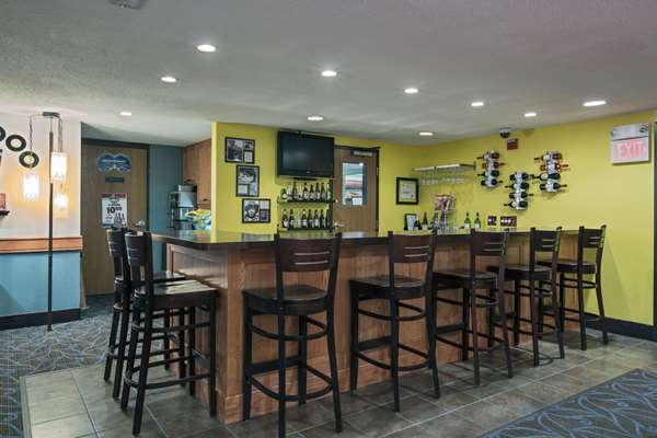 Bar - AmericInn Lodge & Suites Fort Dodge