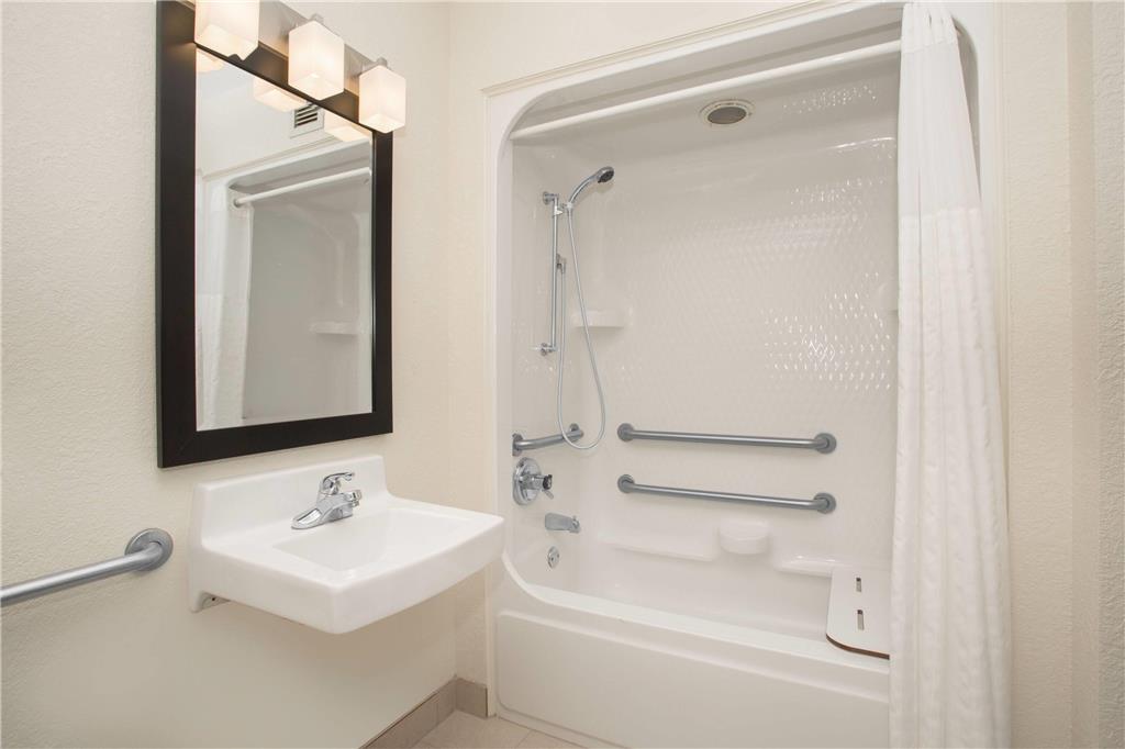 AMERICINN BY WYNDHAM MOUNT PLE-guestroom-Guest Room,Bathroom,Accessibility,On-Site.jpg