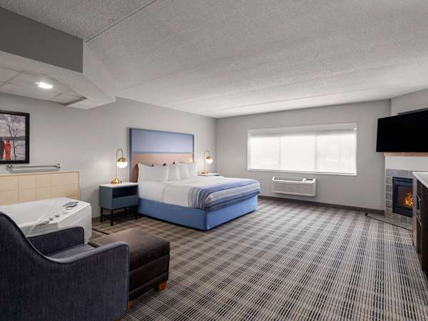 1 King Bed, Deluxe Suite, Non-Smoking
