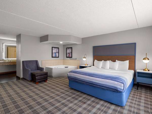 1 King Bed, Deluxe Suite, Non-Smoking