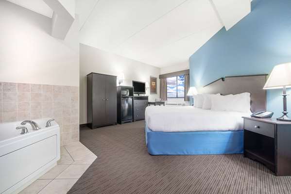 Suite - AmericInn Lodge & Suites Green Bay