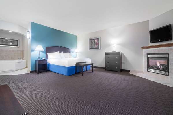 Suite - AmericInn Lodge & Suites Green Bay