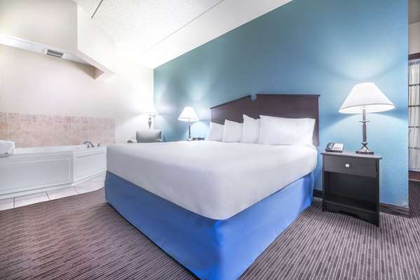 Suite - AmericInn Lodge & Suites Green Bay