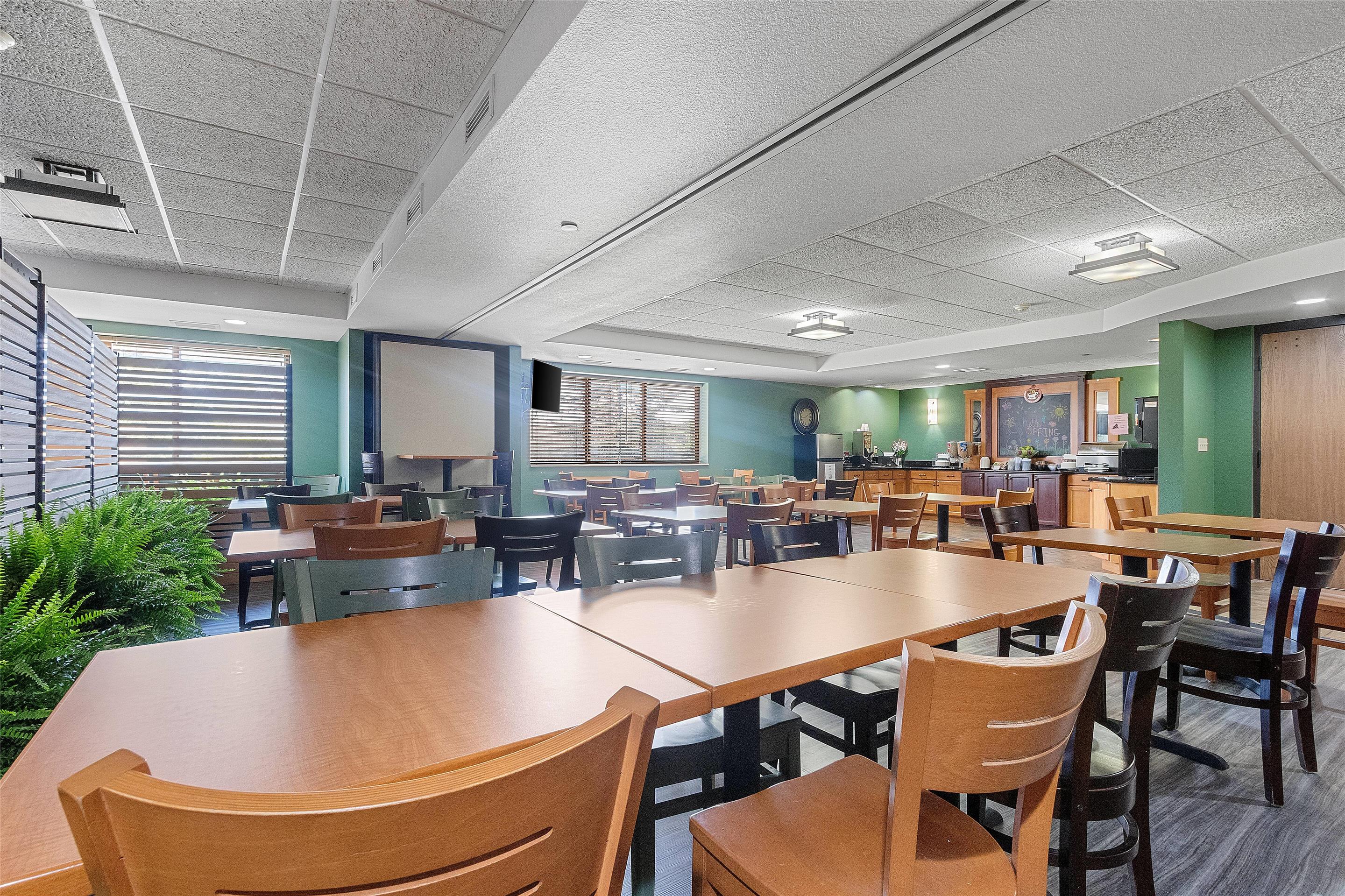 Breakfast Area | AmericInn by Wyndham Green Bay East