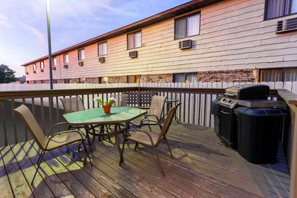 Bar - AmericInn Hotel & Suites Hartford