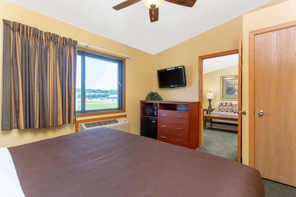 Suite - AmericInn West Bend