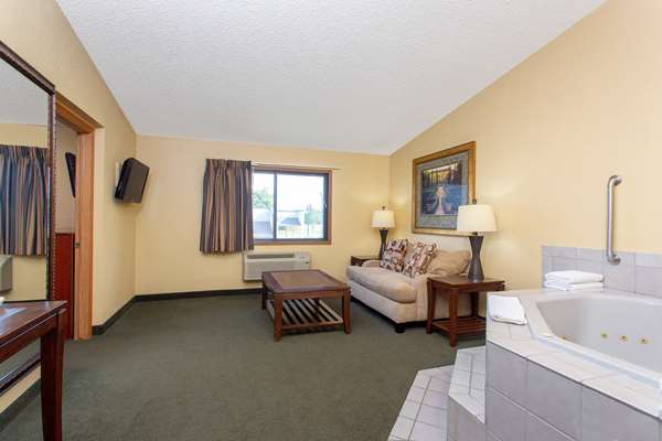 Suite - AmericInn West Bend