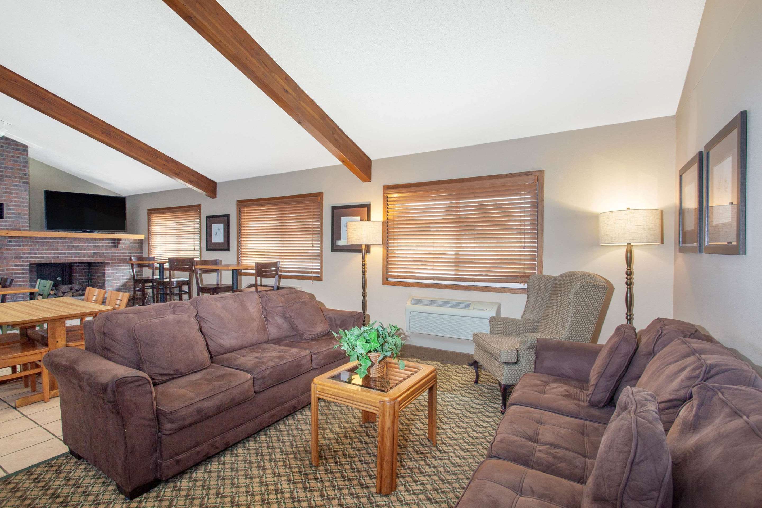 Lobby | AmericInn by Wyndham Willmar