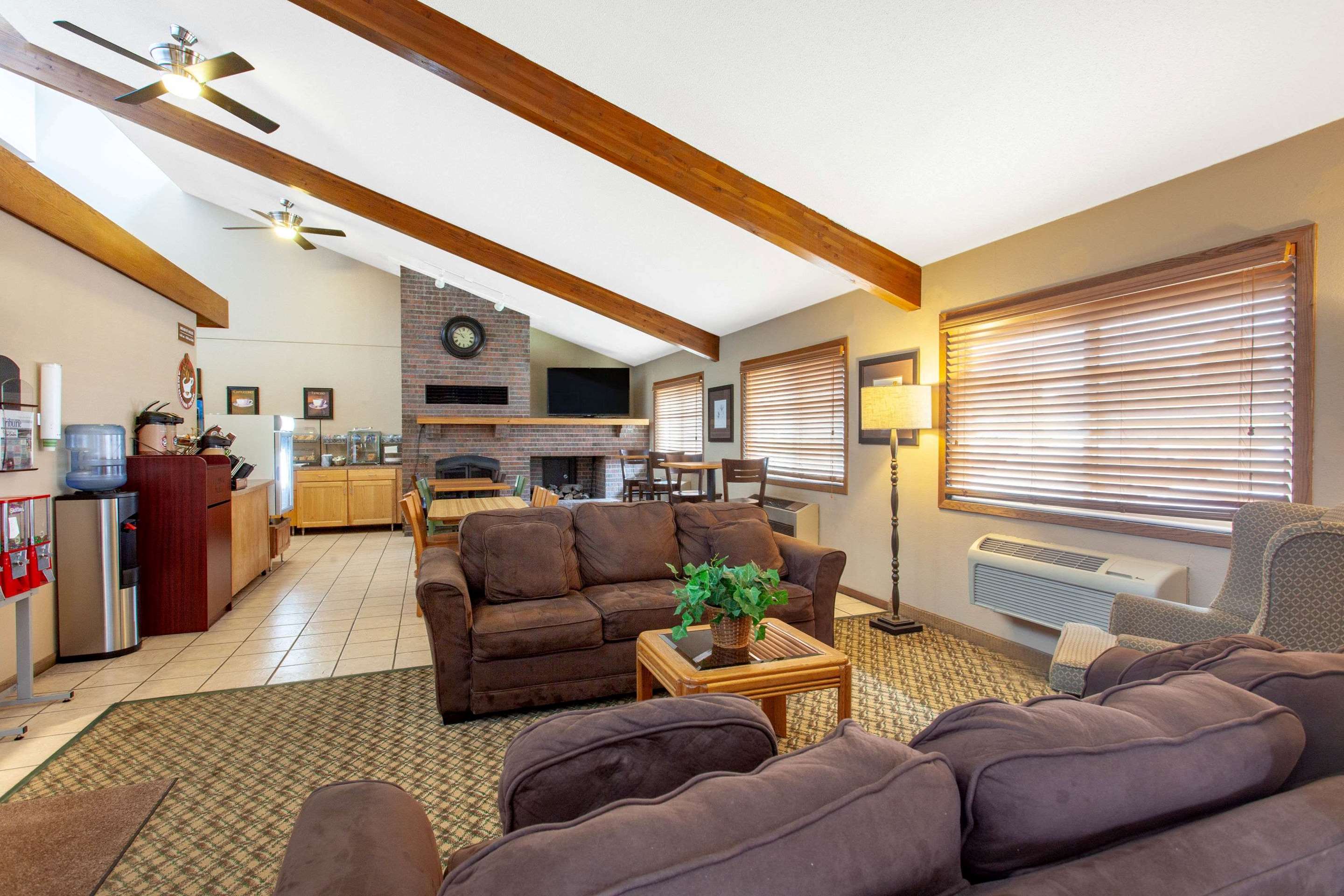 Lobby | AmericInn by Wyndham Willmar