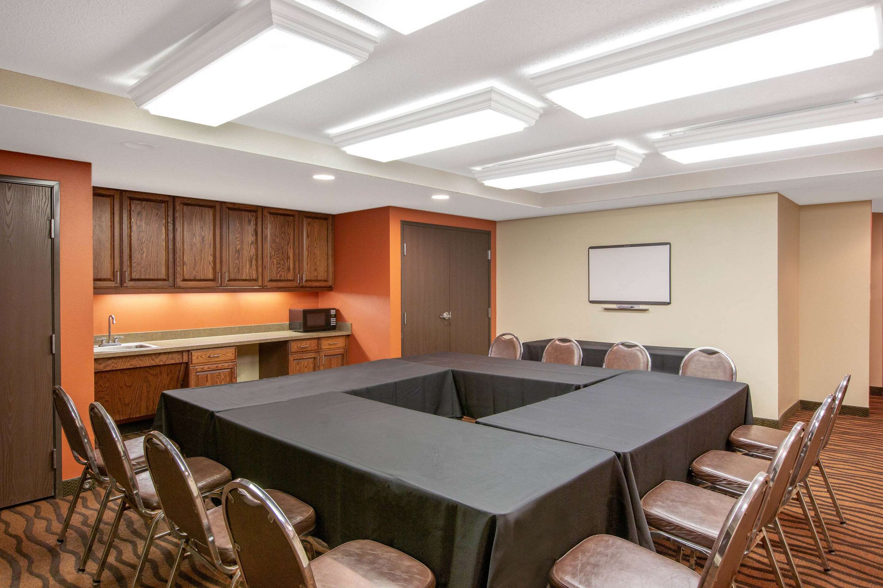 Meeting Room | AmericInn by Wyndham Ottumwa