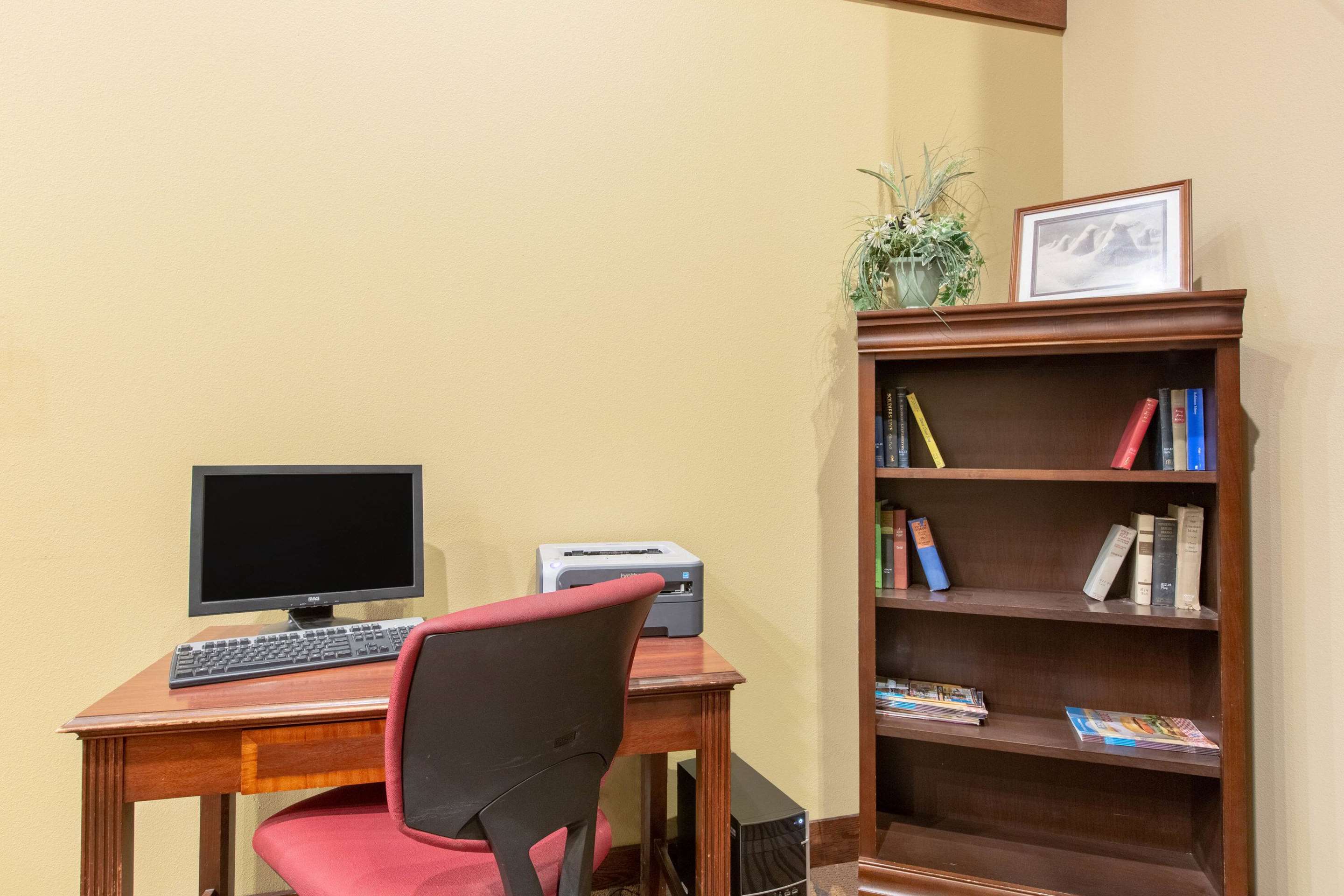 Business Center | AmericInn by Wyndham Ottumwa