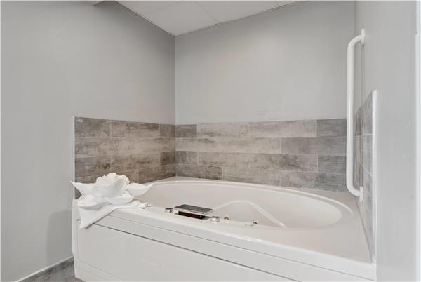 1 King Bed, Jetted Tub Room, Non-Smoking