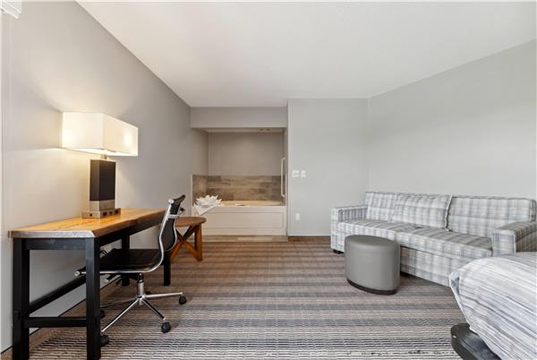 1 King Bed, Jetted Tub Room, Non-Smoking