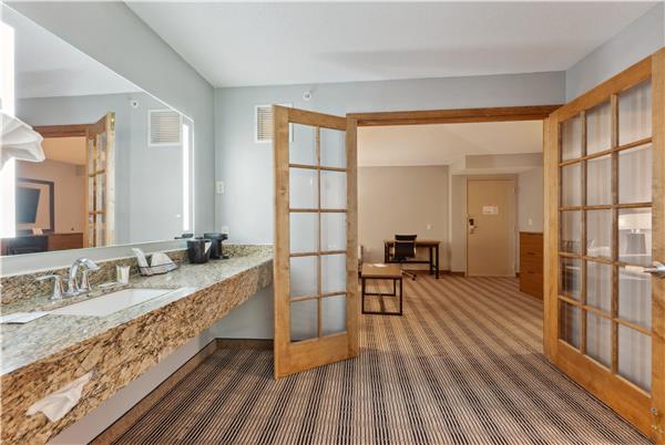 1 King Bed, One-Bedroom Suite, Non-Smoking