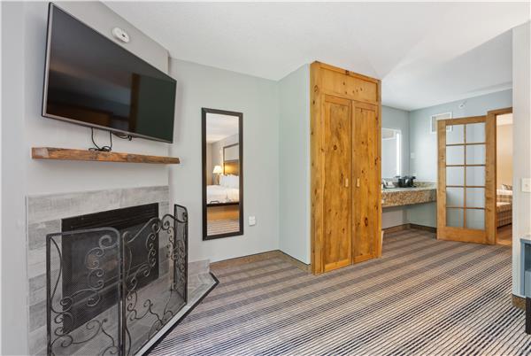 1 King Bed, One-Bedroom Suite, Non-Smoking