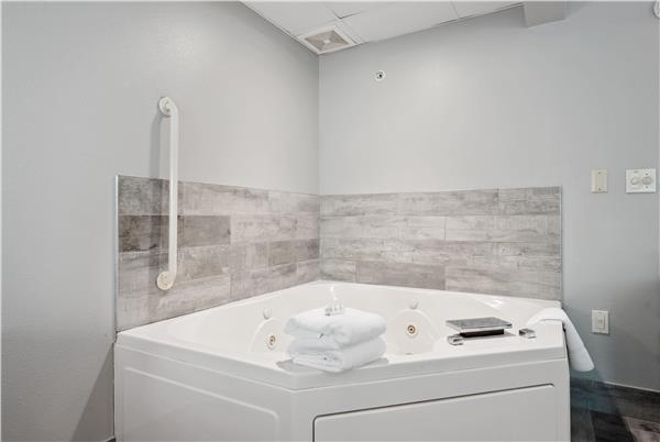 1 King Bed, Jetted Tub, Forest View w/ Balcony, Non-Smoking
